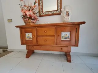 Mueble recibidor madera, espejo y lámparas