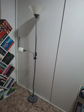 Lámpara de pie moderna gris y blanca