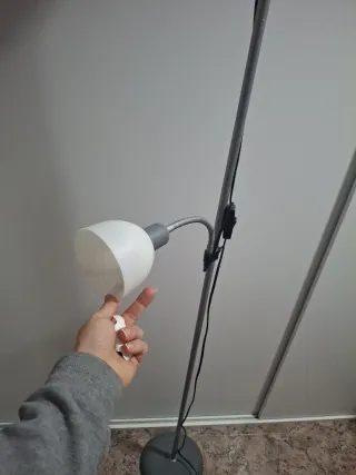 Lámpara de pie moderna gris y blanca