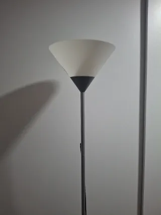 Lámpara de pie moderna gris y blanca