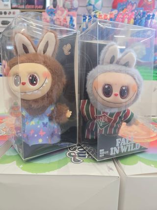 Labubu pelúcia com vestido floral