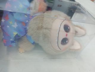 Labubu pelúcia com vestido floral