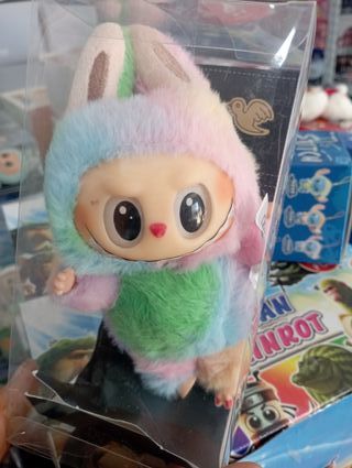 Labubu pelúcia com vestido floral