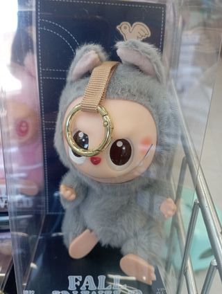 Labubu pelúcia com vestido floral