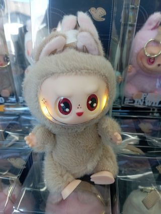 Labubu pelúcia com vestido floral