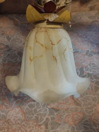 Lámpara de techo de cristal y metal.