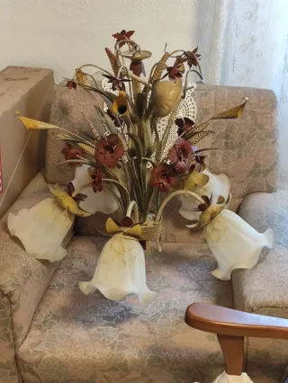 Lámpara de techo de cristal y metal.