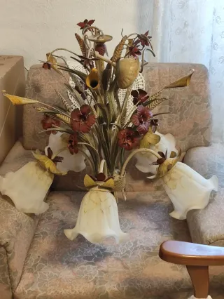 Lámpara de techo de cristal y metal.