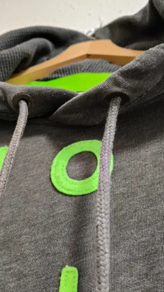 Sudadera Hollister Gris con Logo Verde neón