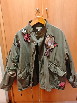 Chaqueta militar verde mujer con parches