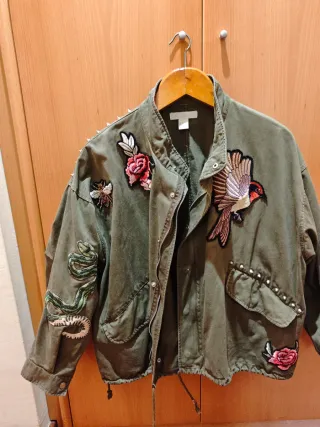 Chaqueta militar verde mujer con parches