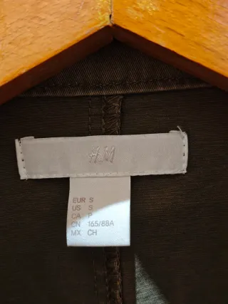 Chaqueta militar verde mujer con parches