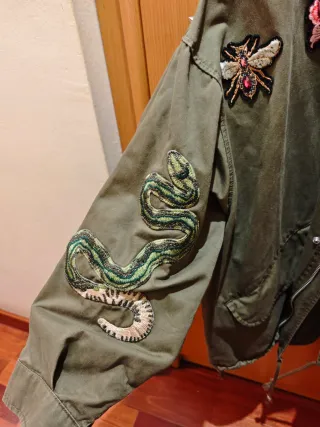 Chaqueta militar verde mujer con parches
