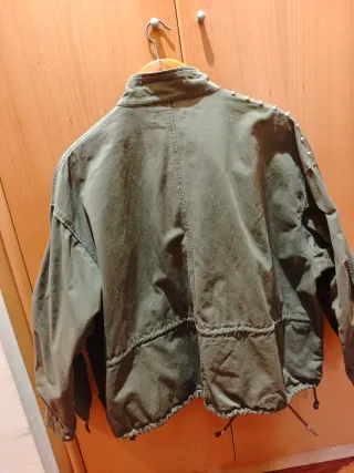 Chaqueta militar verde mujer con parches