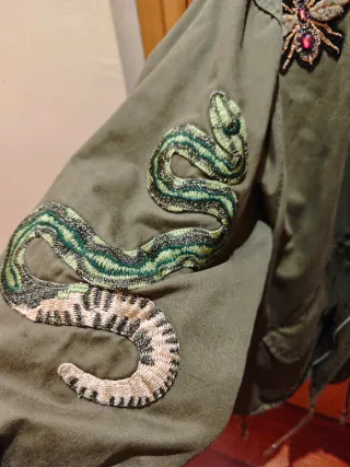 Chaqueta militar verde mujer con parches