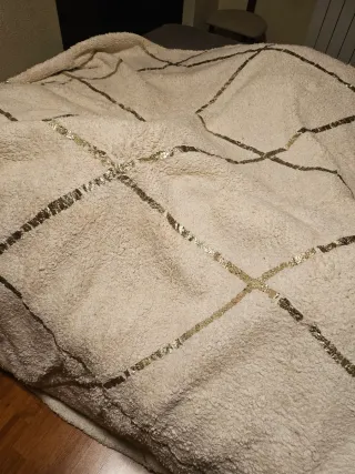 Alfombra blanca y dorada de pelo