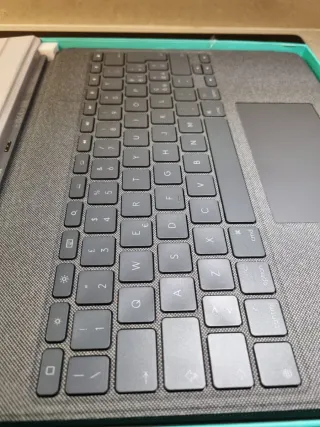 NUOVA. Logitech Combo Touch Custodia iPad Pro 12.9