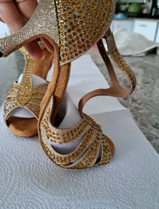 Zapatos de baile latino dorados
