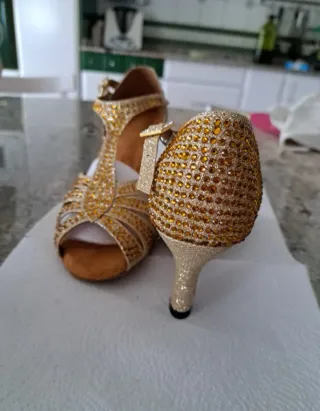 Zapatos de baile latino dorados
