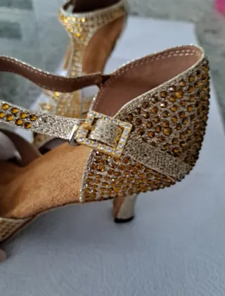 Zapatos de baile latino dorados
