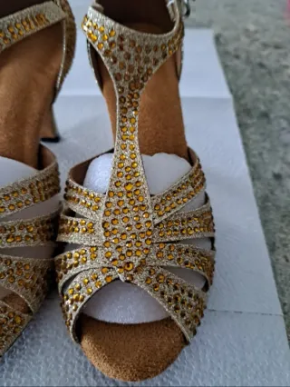 Zapatos de baile latino dorados