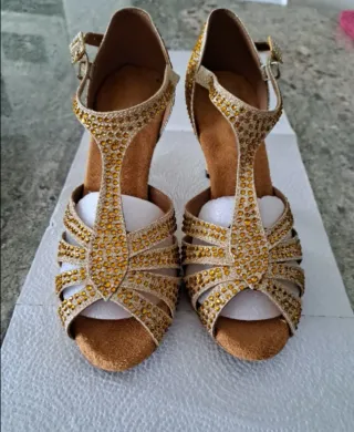 Zapatos de baile latino dorados