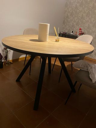 Mesa redonda con 4 sillas de conjunto color beige