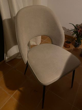 Mesa redonda con 4 sillas de conjunto color beige