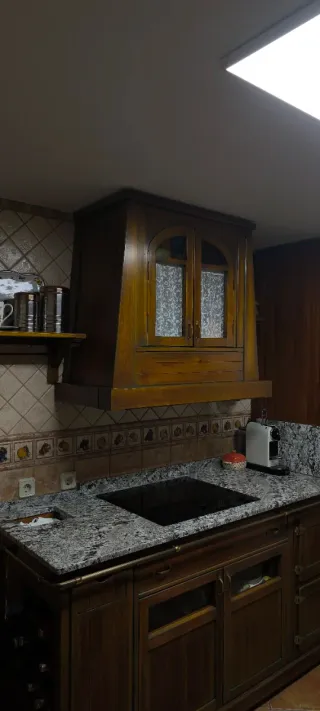 Mueble de cocina de madera, campana encastrada.