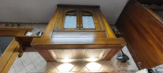 Mueble de cocina de madera, campana encastrada.