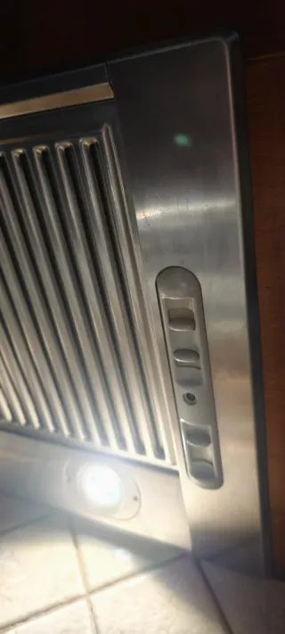 Mueble de cocina de madera, campana encastrada.