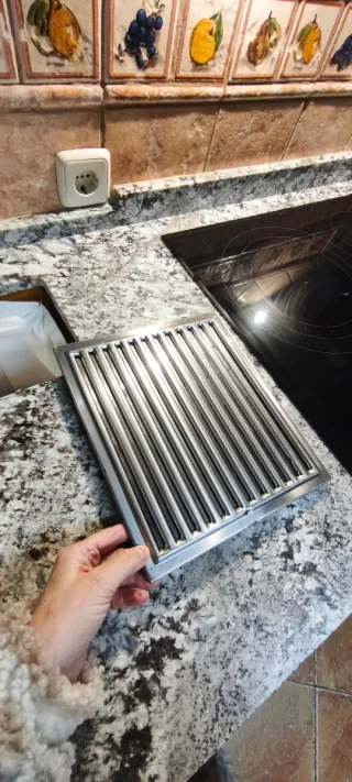 Mueble de cocina de madera, campana encastrada.