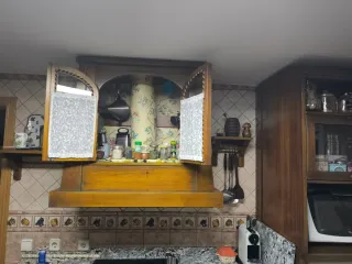 Mueble de cocina de madera, campana encastrada.
