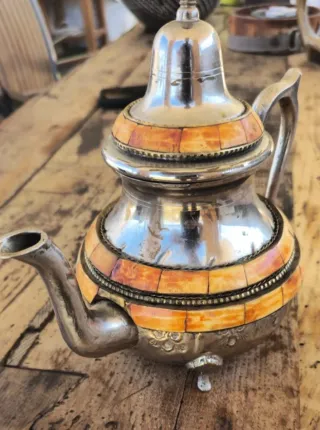 Tetera hueso y metal