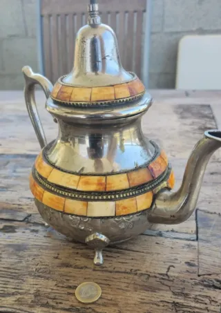 Tetera hueso y metal