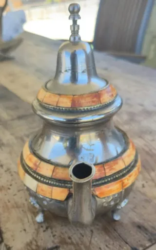 Tetera hueso y metal