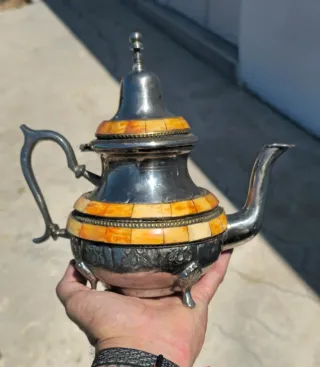 Tetera hueso y metal