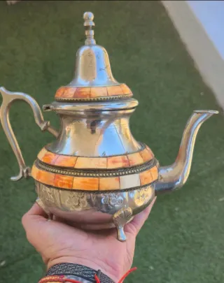 Tetera hueso y metal