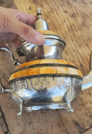 Tetera hueso y metal