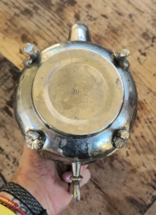 Tetera hueso y metal