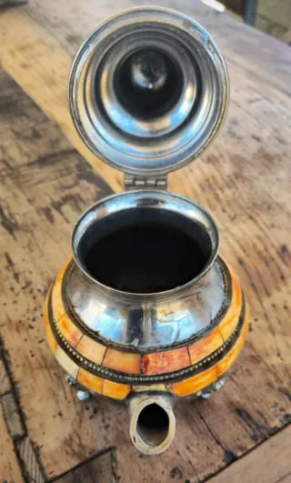 Tetera hueso y metal