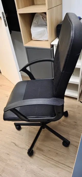 Silla de oficina ergonómica negra