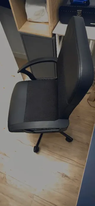 Silla de oficina ergonómica negra