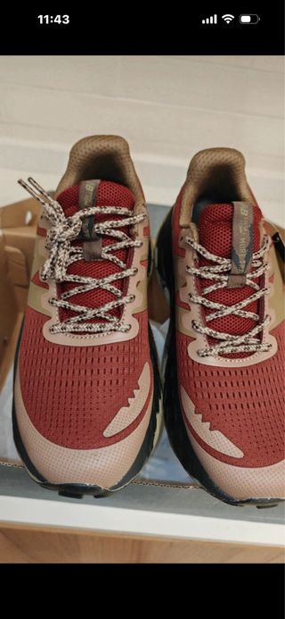 New Balance Beige y Rojo