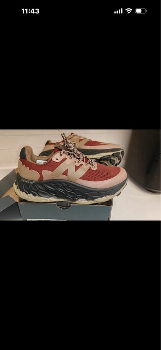 New Balance Beige y Rojo