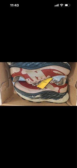 New Balance Beige y Rojo