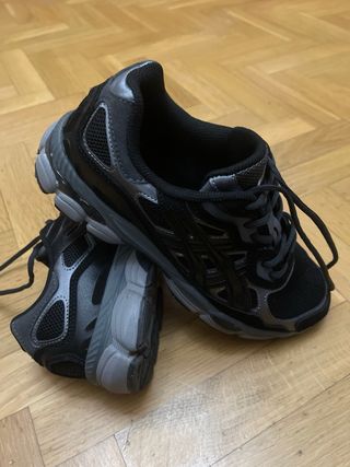 Asics Gel Negras y Grises Talla 42