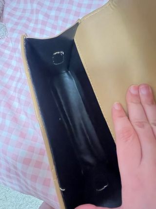 Bolso SHEIN beige con cadena