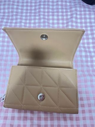 Bolso SHEIN beige con cadena