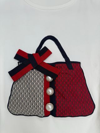 Camiseta Carolina Herrera bolso aplique